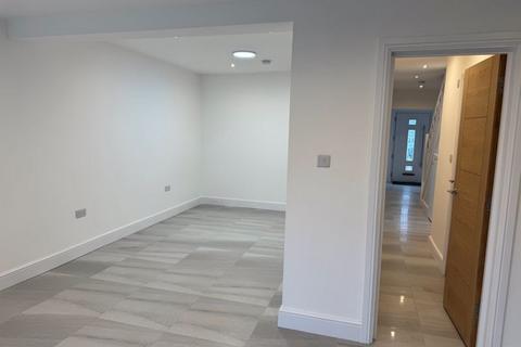 5 bedroom semi-detached house to rent, Langley Crescent, Harlington, Hayes