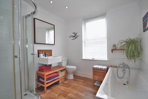 2 bedroom terraced house to rent, Pelham Road, Cowes PO31