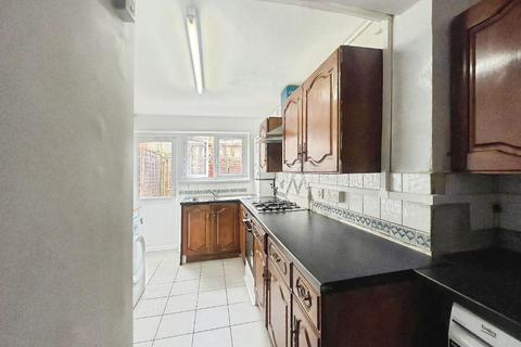 2 bedroom flat to rent, Heaton Road, Mitcham, London, CR4 2BU