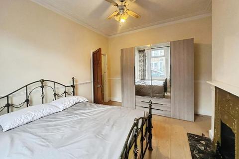 2 bedroom flat to rent, Heaton Road, Mitcham, London, CR4 2BU