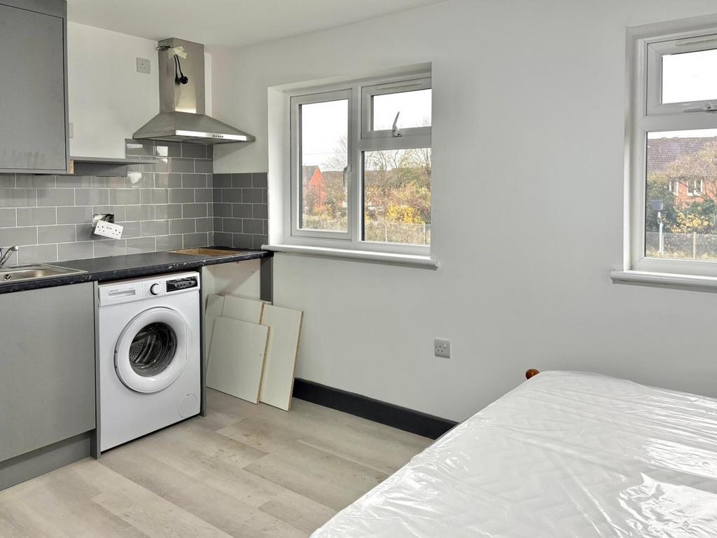 Bright, modern studio room with a compact fitte...