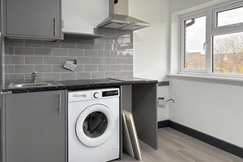 Studio to rent, Conway Road, Hounslow TW4