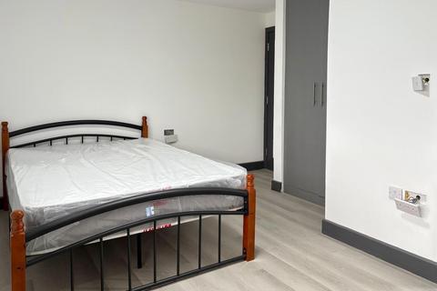 Studio to rent, Conway Road, Hounslow TW4