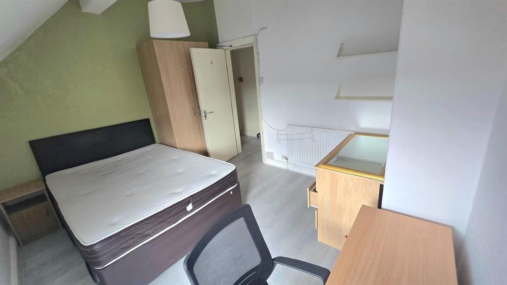 Bright, simply furnished double bedroom with a ...