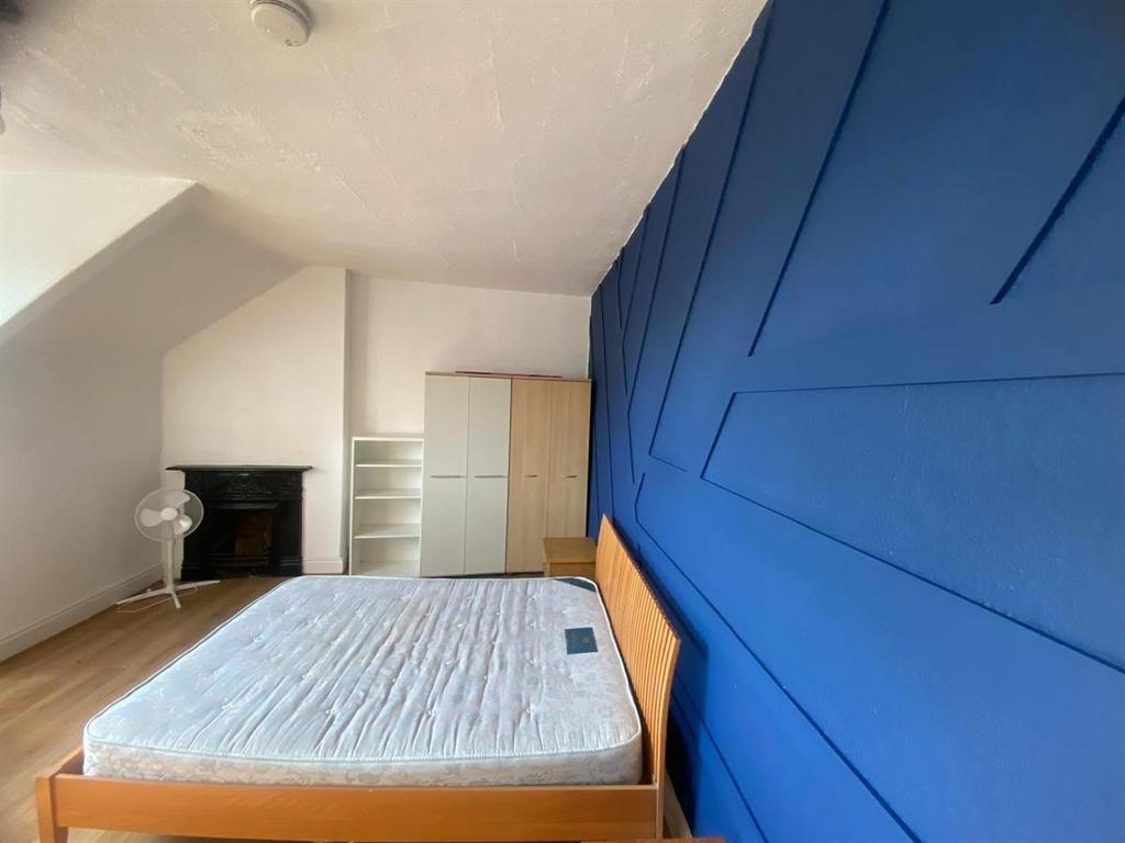 Bright, modern bedroom with a feature blue pane...