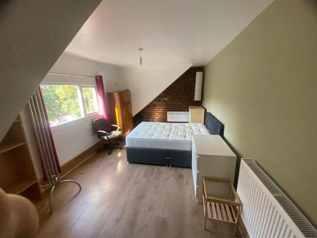 Bright, tidy double bedroom with a comfortable ...