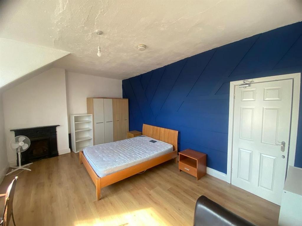 Bright, well-presented double bedroom with a pa...