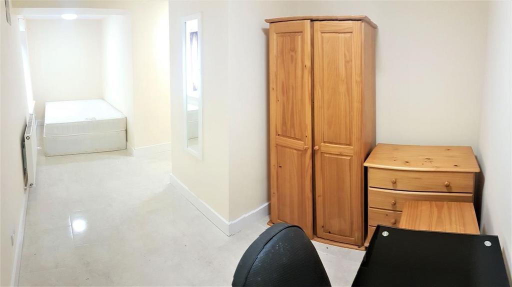 Bright, simply furnished double bedroom with a ...