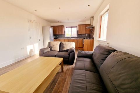 3 bedroom flat to rent, Nottingham NG7