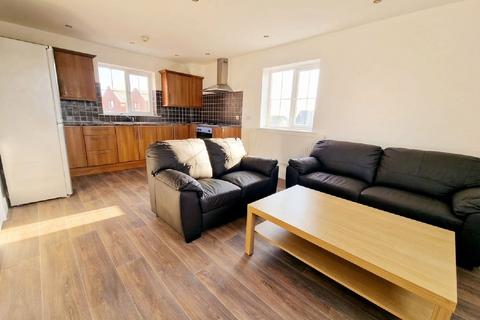 3 bedroom flat to rent, Nottingham NG7