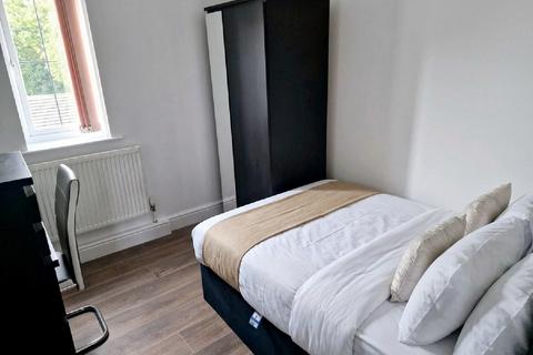 3 bedroom flat to rent, Nottingham NG7