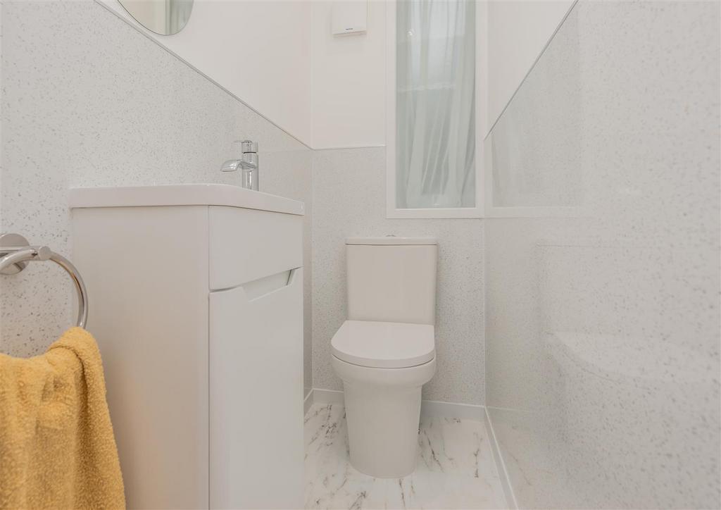 Cloakroom / WC: