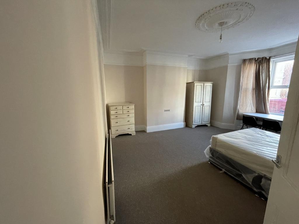 Spacious, well-kept double bedroom with high ce...