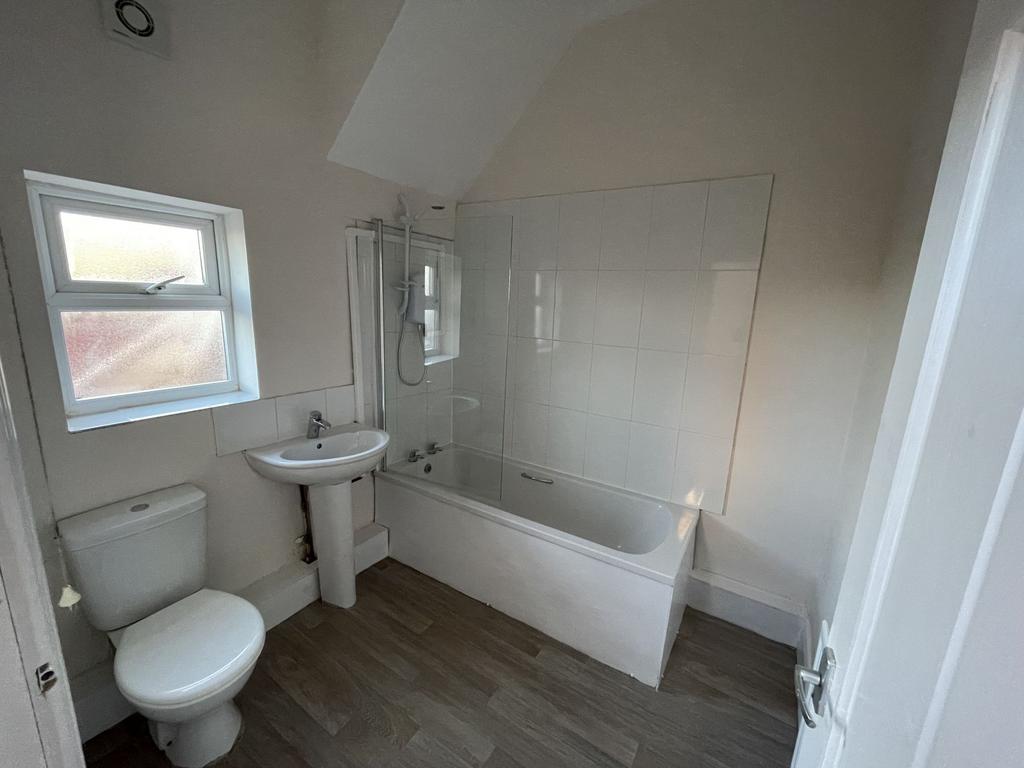Bright, recently refreshed bathroom with a bath...