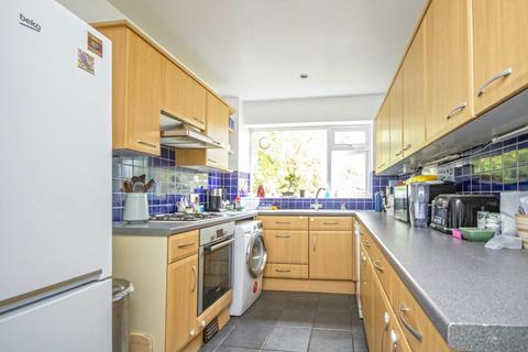 2 bedroom flat to rent, Langley Road, Surbiton KT6