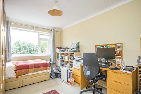 2 bedroom flat to rent, Langley Road, Surbiton KT6