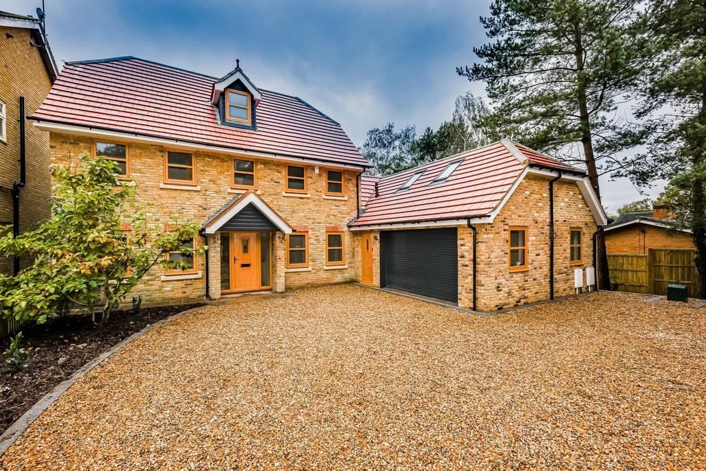 St. Catherines Road, Frimley 5 bed detached house £3,500 pcm (£808 pw)
