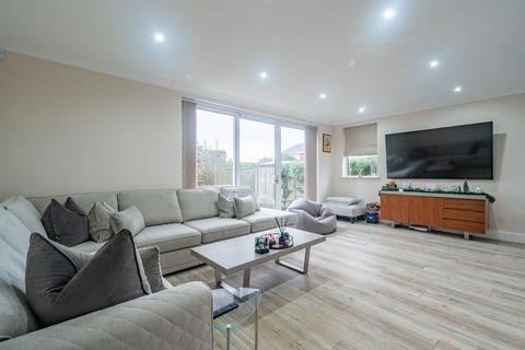 4 bedroom bungalow to rent, Cross Lane, Birkenshaw