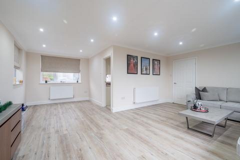 4 bedroom bungalow to rent, Cross Lane, Birkenshaw