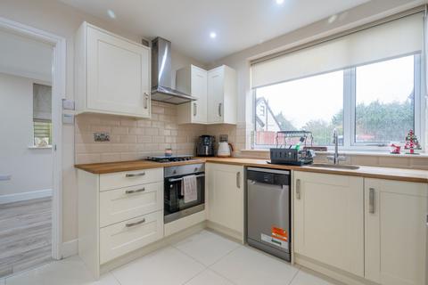 4 bedroom bungalow to rent, Cross Lane, Birkenshaw