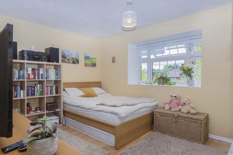 Studio to rent, Hampton Road, Teddington TW11