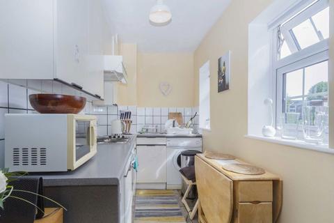 Studio to rent, Hampton Road, Teddington TW11