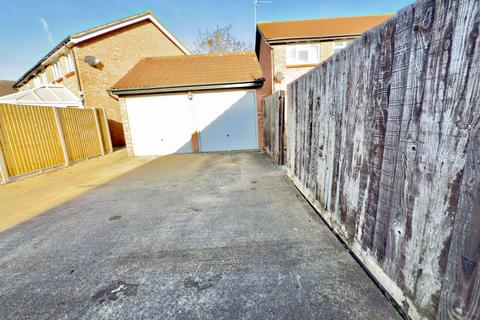 undefined, Hyde Close, Newport Pagnell MK16