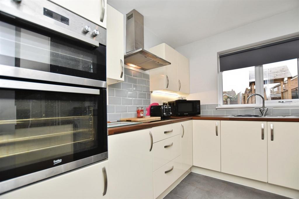D67855f2-kitchen 20close.JPG