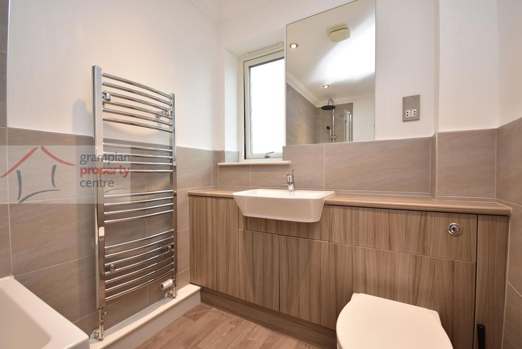 Bathroom 2 .JPG