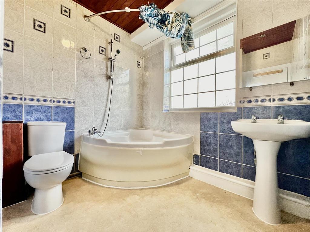 Family Bathroom/ WC