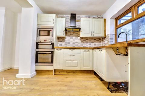 3 bedroom semi-detached house to rent, Hillrise, Pontypool