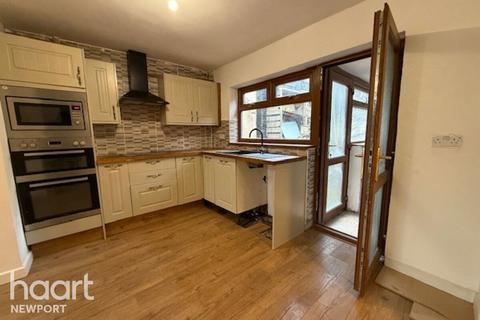 3 bedroom semi-detached house to rent, Hillrise, Pontypool