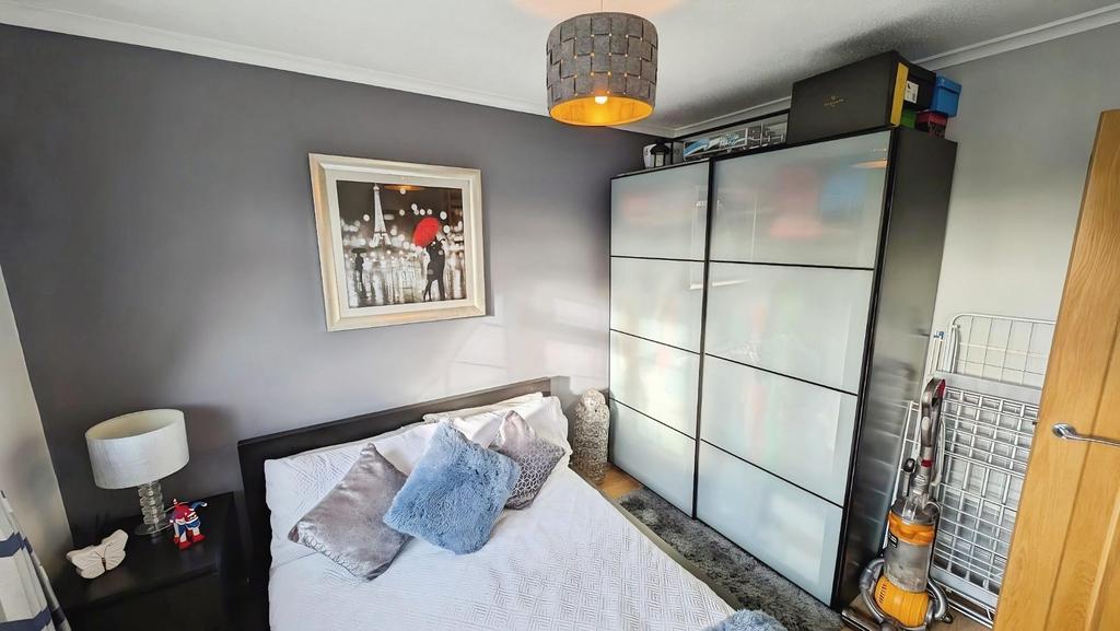 49 Cornwall Crescent bedroom 2 b.jpg