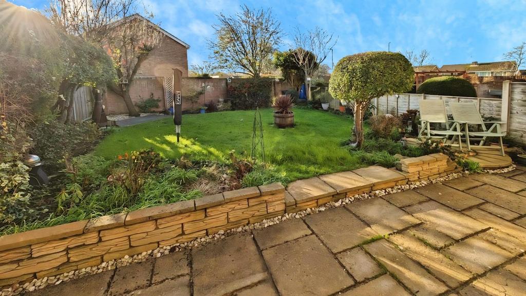 49 Cornwall Crescent rear garden b.jpg