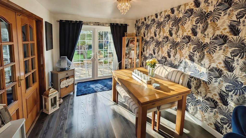 49 Cornwall Crescent dining c.jpg