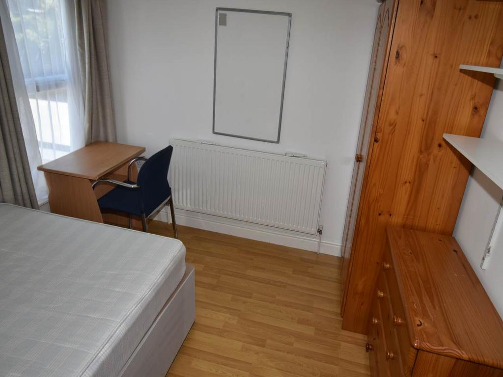 Bedroom 3 photo 2