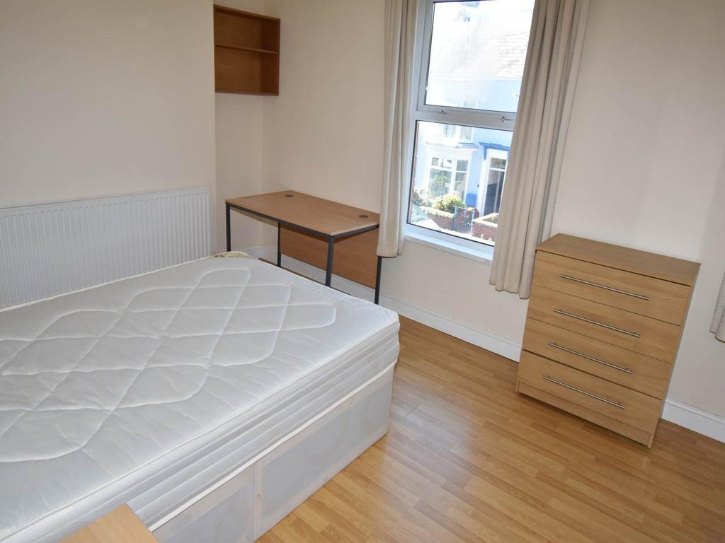 Bedroom 5 photo 2