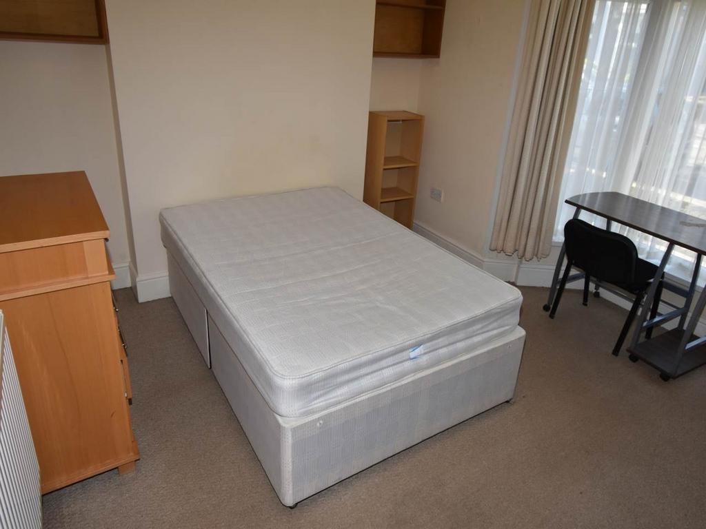 Bedroom 1 photo 2