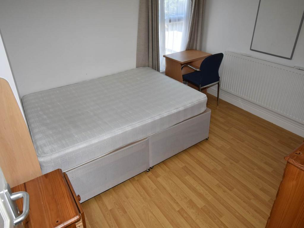 Bedroom 3 photo 1