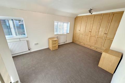 2 bedroom semi-detached house to rent, Chippenham Road, Romford, RM3