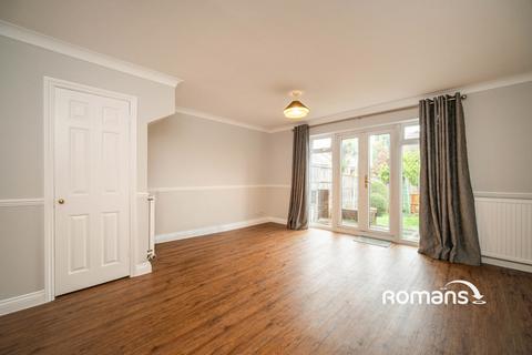 3 bedroom terraced house to rent, Ryves Avenue, Yateley, Hampshire, GU46