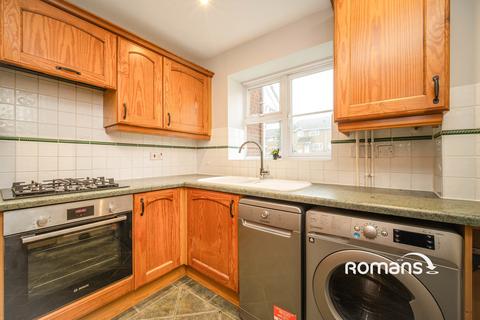 3 bedroom terraced house to rent, Ryves Avenue, Yateley, Hampshire, GU46
