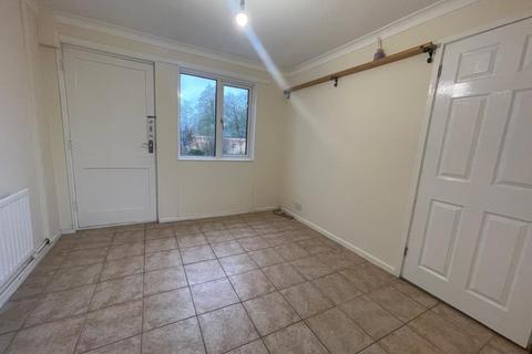 3 bedroom terraced house to rent, Meadow Court  Droitwich  WR9 9DR