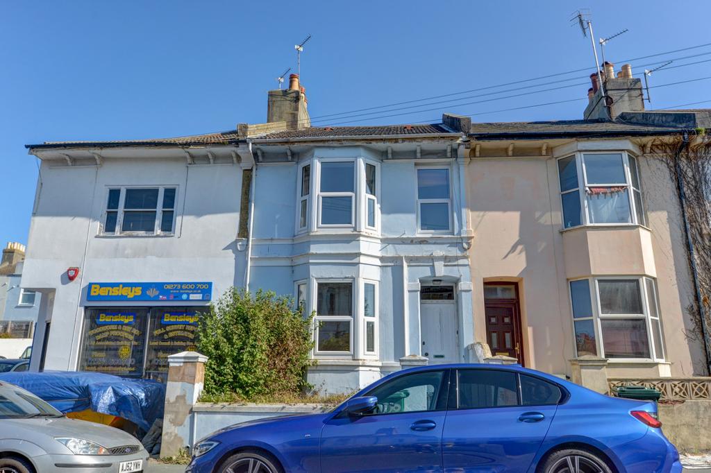 A charming terraced house with a well-maintaine...