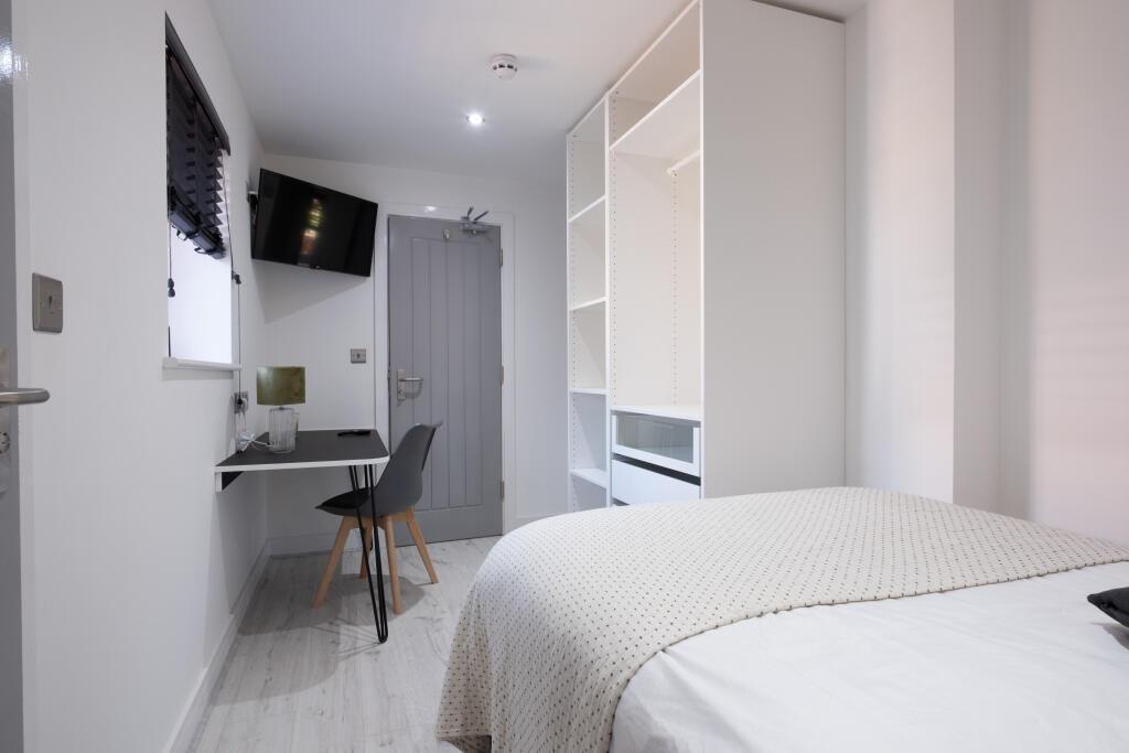 Bright and modern single bedroom with a comfort...