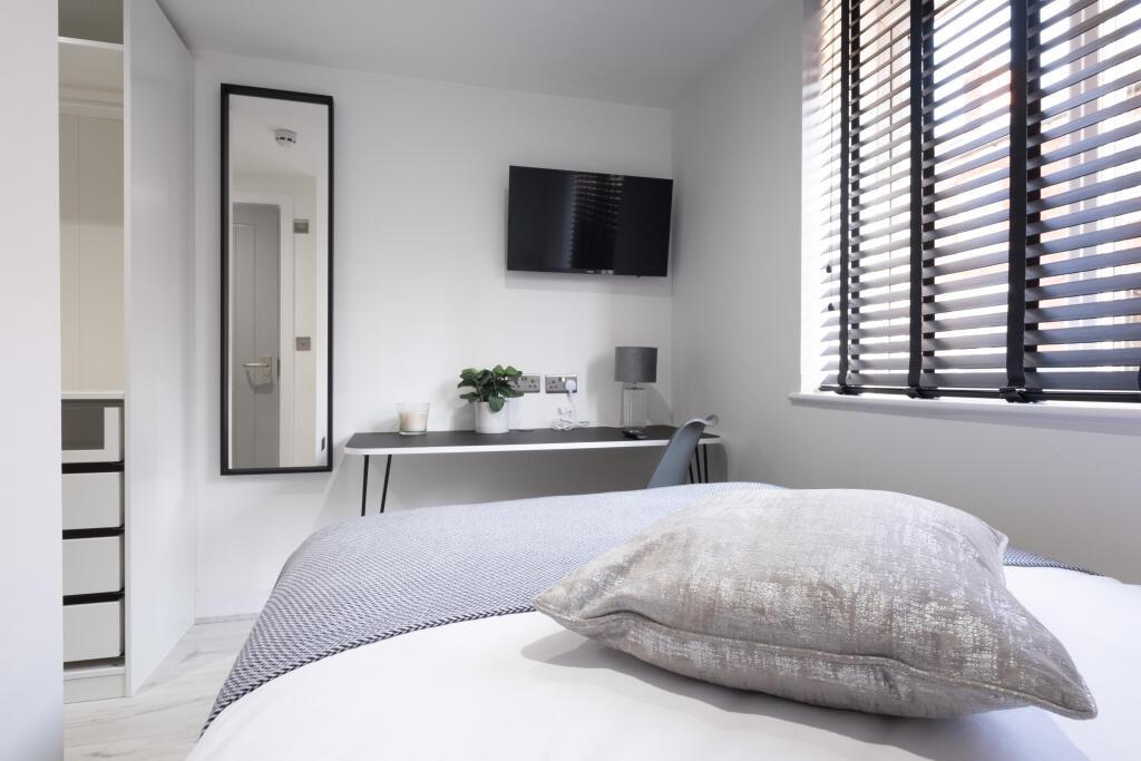 Bright and modern single bedroom with a comfort...