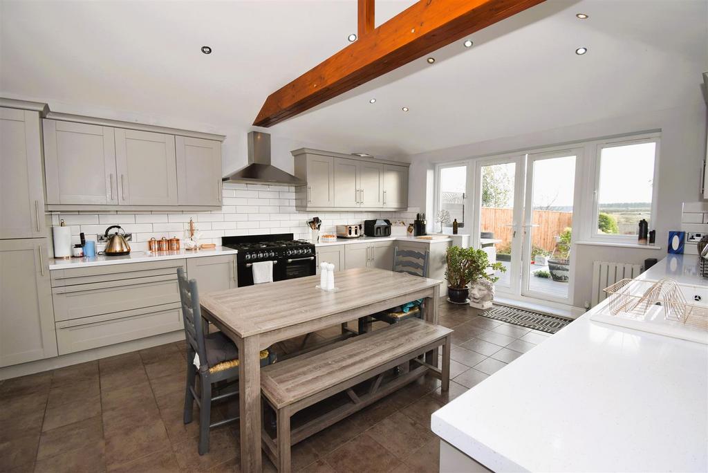 Kitchen/Breakfasting Room