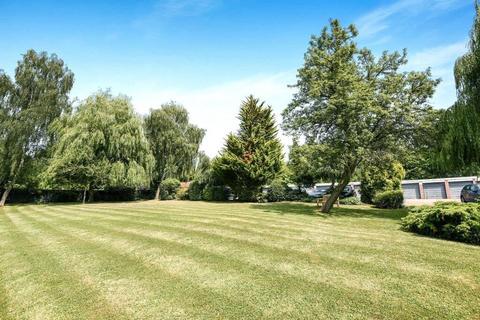 2 bedroom ground floor flat for sale, Holden Road, London