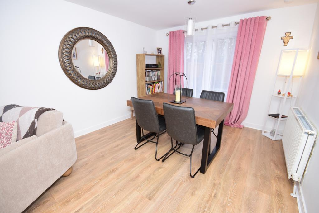 Lounge/Dining