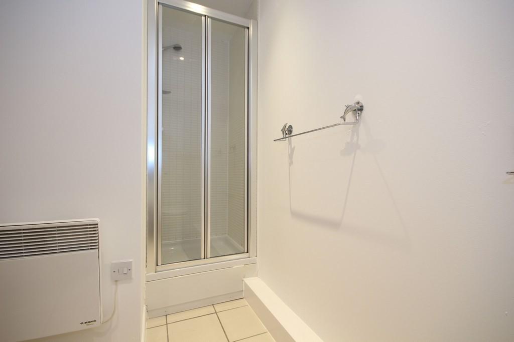 3.2 LQ Bathroom 1